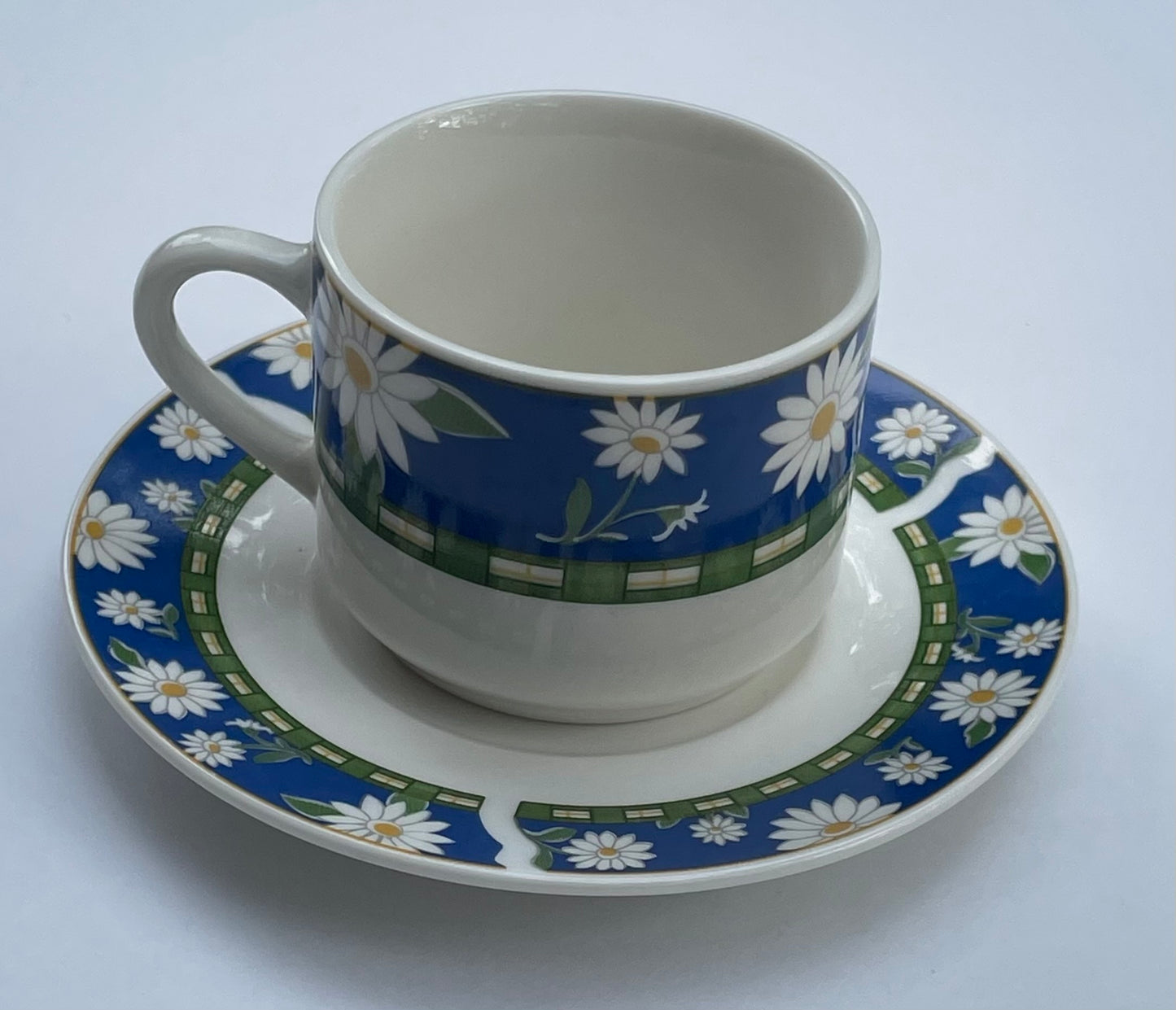 Daisy Teacup & Saucer - Winpat